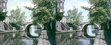 807041 Gezicht op de Zandbrug over de Oudegracht te Utrecht.